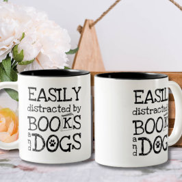 Niedlich leicht abgelenkt von Büchern und Hunden Zweifarbige Tasse