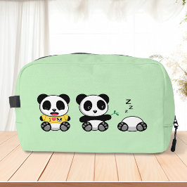 Niedlich Little Pandas auf Green Waschbeutel