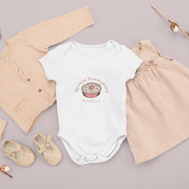 Niedlich mein erstes Erntedank Blueberry Pie Baby  Baby Strampler (Cute Personalize My First Thanksgiving Blueberry Pie Baby Girl Bodysuit. Hand-Drawn Berry Pie. )