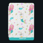 Niedlich Mermaid Beach Girl Personalisierte Kinder iPad Mini Hülle<br><div class="desc">Adorable Meerjungfrau und Ozean narkal Kinder iPad Gehäuse mit einem niedlichen Beachmädchen Muster. Das Hotel verfügt über eine hübsche,  rosa haarige Meerjungfrau und ein wunderschönes Einhorn-Meerjungfrau-Schwimmen mit Narwalen. Girly iPad Cover für Ihr Grundschulkind.</div>