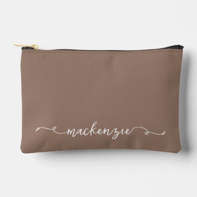 Niedlich Mocha White Script Typografy Monogram Zubehörtasche (Vorderseite)