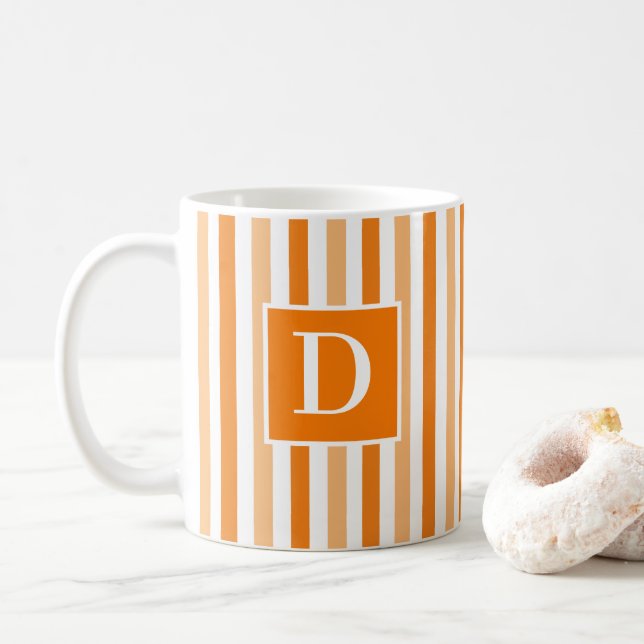 Niedlich Moderne Orange und Weiß Streifen Initial Kaffeetasse (Mit Donut)
