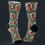 Niedlich Moss Green Newlyweds Foto Wedding Socks Socken<br><div class="desc">Diese niedlichen moosgrünen Hochzeitssocken zeigen das Foto und die weißen Herzen des Paares in einem Offset-Muster und Ihre Namen und Ihr Hochzeitsdatum! Sie sind perfekt als Brautparty Gunst oder als Brautduschgeschenk für das glückliche Paar! Die Hintergrundfarbe ist auch auf Ihre Hochzeitsfarben abgestimmt,  falls gewünscht.</div>