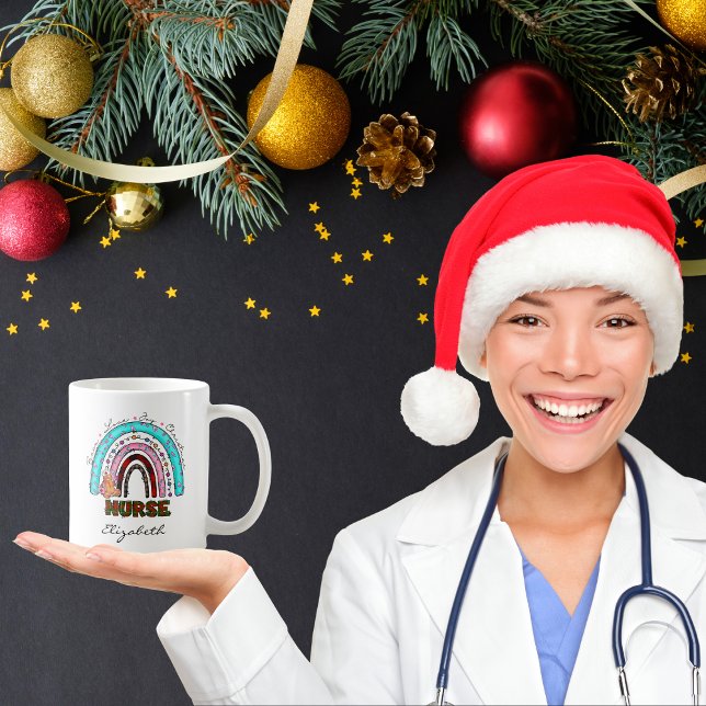 Niedlich Nurse Weihnachten Vintag Rainbow Gingerbr Kaffeetasse (Personalized Name Nurse Christmas Rainbow Ginger Bread Green and Red Plaid Nurse Typography Mug)