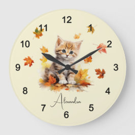 Niedlich Orange Tabby Kitten in Herbstlauben Große Wanduhr
