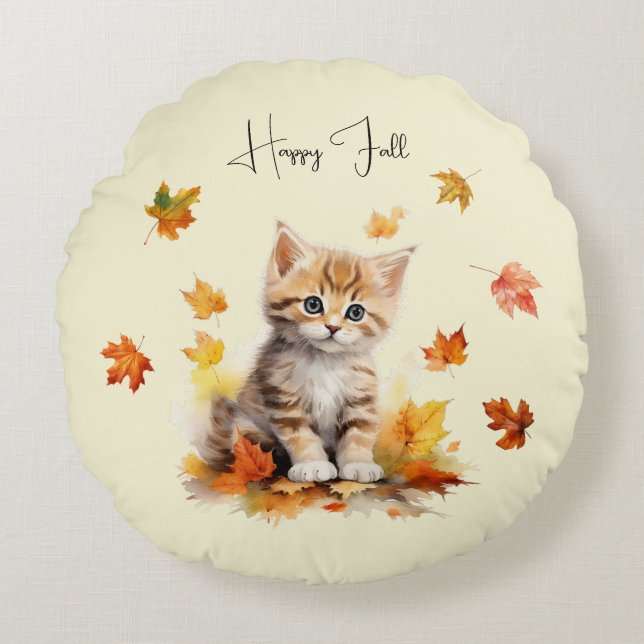 Niedlich Orange Tabby Kitten in Herbstlauben Rundes Kissen (Vorderseite)