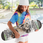 Niedlich Panda Checkered Modern Collage Individuel Skateboard<br><div class="desc">Niedliches Panda Checkered Modern Collage Individuelle Name Skateboard zeigt Ihren personalisierten Namen in der modernen Typografie mit einer Collage im Schnee spielen und gerippten karierten Papier. Personalisieren Sie diese, indem Sie den Text in dem dafür vorgesehenen Textfeld bearbeiten. Geben Sie Ihrem Lieblingskateboarder zu Weihnachten, Geburtstag oder Ihrer BESTE FREUNDIN ein...</div>
