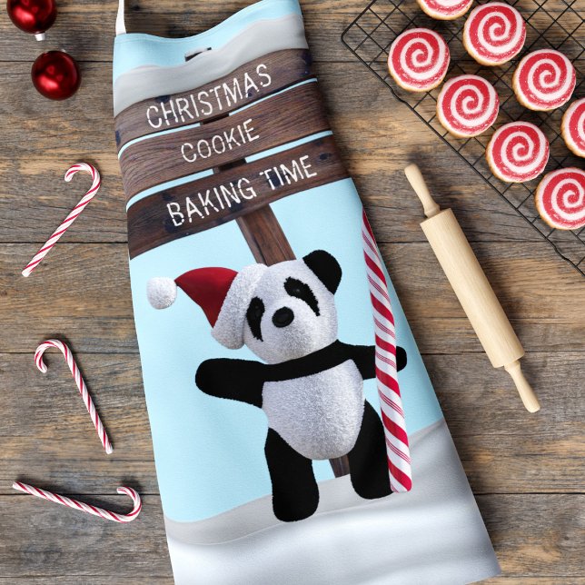 Niedlich Panda Weihnachtskochtopf Backzeit Schürze (A cute panda bear standing in front of a North Pole wooden sign. Change the text on this apron!)