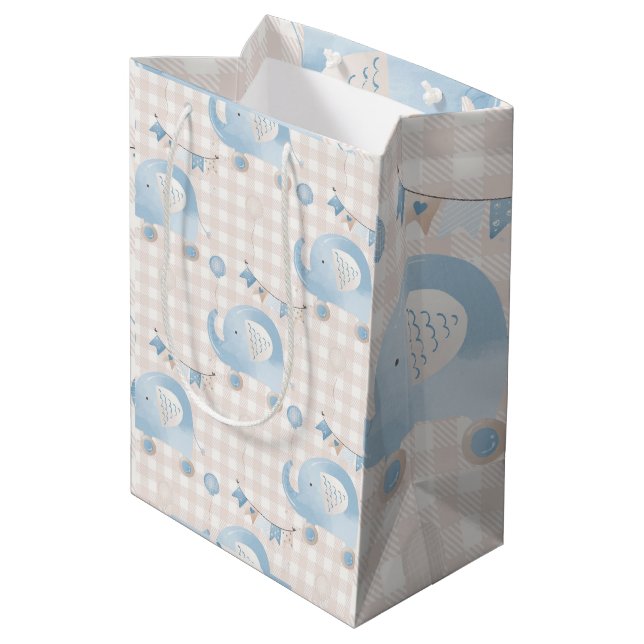 Niedlich Pastel Blue Ivory Kariert Elephant Boy Du Mittlere Geschenktüte (Rückseite Schrägansicht)