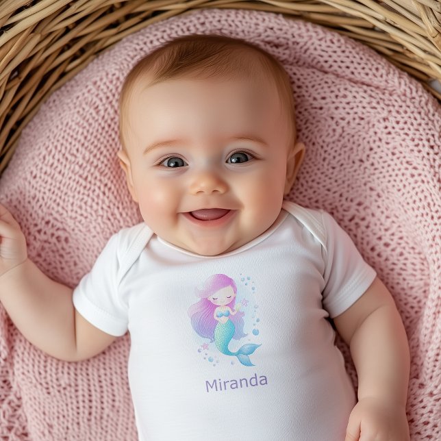 Niedlich Pastel Pink Mermaid Fantasy Illustration Baby Strampler (New born baby girl is wearing cute mermaid bodysuit)