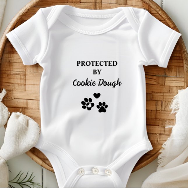 Niedlich Personalisiert geschützt durch Hunde (Adorable baby bodysuit with "Protected by (Dog's Name)" design, featuring hearts and paw prints.)