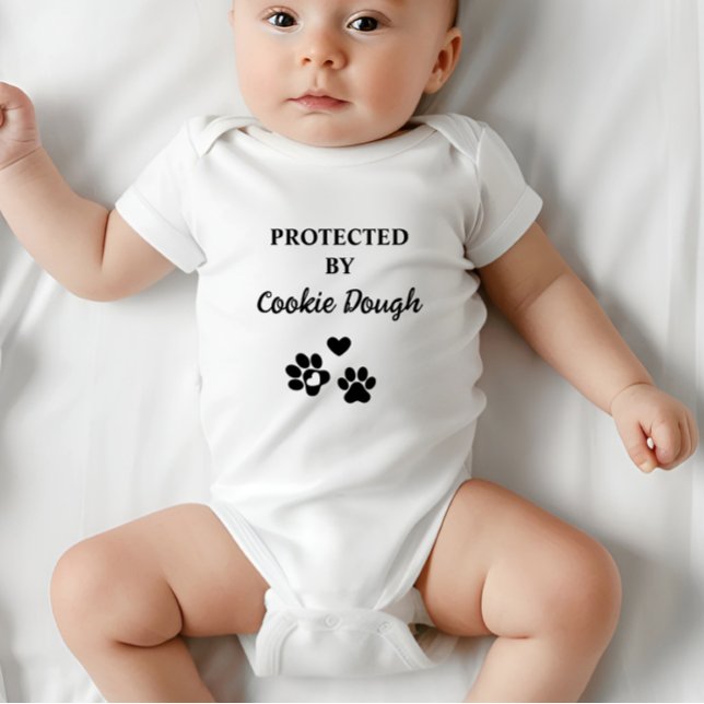 Niedlich Personalisiert geschützt durch Hunde (Adorable baby bodysuit with "Protected by (Dog's Name)" design, featuring hearts and paw prints.)