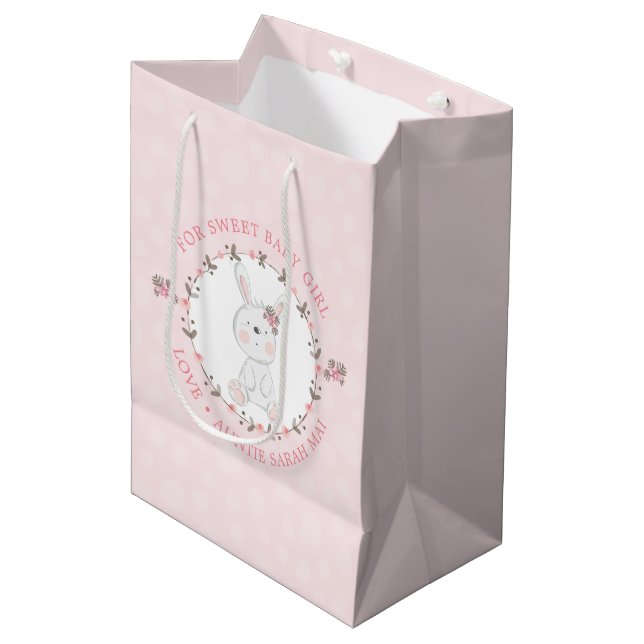 Niedlich Pink Baby Bunny Floral Kranz Personalisie Mittlere Geschenktüte (Vorderseite Schrägansicht)