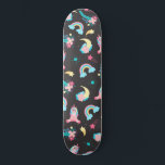 Niedlich Pink Black Unicoron Rainbow Floral Stars Skateboard<br><div class="desc">Dieses niedliche und magische Muster ist perfekt für die lustige und trendige Frau oder das Mädchen. Es zeigt handgezeichnet Illustrationen von Einhörnern, Blume mit Blätter, Regenbögen und Sternbilder auf einem einfachen schwarzen Hintergrund. Das Design ist in Bläschen in Rosa, Rosa, Rosa, aquamarin-Grün, Perwinkelblau, lila, Gelb und Orange gehalten. Es ist...</div>