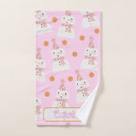 Niedlich Pink Christmas Polka Dot Snowman Custom Handtuch<br><div class="desc">Dieses Handtuch enthält ein zauberhaftes,  rosa und orangefarbenes Polka-Dot-Schneemodell. Ideal für Kinderbäder oder skurrile Zuhause für den Urlaub. Ein Name kann unten hinzugefügt werden.</div>