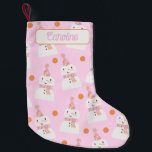 Niedlich Pink Christmas Snowman Kids Custom Kleiner Weihnachtsstrumpf<br><div class="desc">Dieser Strumpf enthält ein bezauberndes rosa und orangefarbenes Punktbild. Ideal für die kleinen Gäste für den Urlaub. Ein Name kann oben hinzugefügt werden.</div>