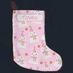 Niedlich Pink Christmas Snowman Kids Custom Kleiner Weihnachtsstrumpf<br><div class="desc">Dieser Strumpf enthält ein bezauberndes rosa und orangefarbenes Punktbild. Ideal für die kleinen Gäste für den Urlaub. Ein Name kann oben hinzugefügt werden.</div>