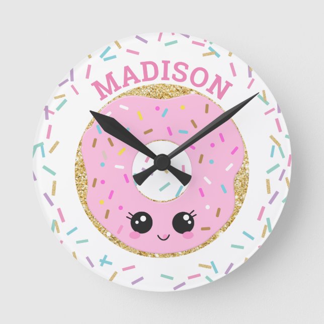 Niedlich Pink Donut Doughnut Sprinkles Girls Room Runde Wanduhr (Vorderseite)
