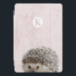 Niedlich Pink Flüchtige Blick-a-Boo Baby Igel Mono iPad Pro Cover<br><div class="desc">Niedlich rosa Flüchtige Blick-a-Boo Baby Igel Monogram Design. Mit einem bezaubernden kleinen Igel piekend up to say hi! Macht Spaß und liebenswertes Geschenk für Kinder, Jugendliche und Erwachsene, für Geburtstage Weihnachten und mehr. Personalisiert mit Ihrem Anfangsbuchstaben und Namen! Mit Monogramm Telefonzelle ~ Karo mein Shop zu sehen, die gesamte Office...</div>