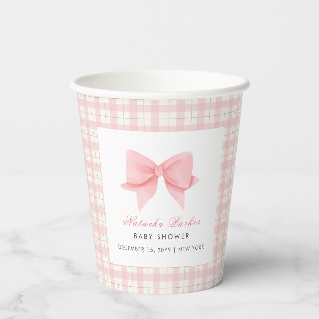 Niedlich Pink Gingham Kariert Bow Girl Baby Dusche Pappbecher (Rückseite)