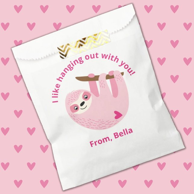Niedlich Pink Kids Valentinschule Klassenzimmer Geschenktütchen (A cute pink sloth Valentine's Day Favor Bag. So fun for A school valentine exchange!)