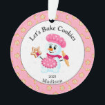Niedlich Pink Snowman Cookie Baker Name Weihnachte Ornament<br><div class="desc">Rosa und weiße Snowman Baker Ornament für Kinder und Erwachsene. Das perfekte Ornament an Oma, um ihrem Lieblings-Keksbäcker etwas zu geben. Sprinkled Cookie Hintergrund mit den Worten "Let's bake cookies", die geändert werden können, wenn Sie möchten. Es ist ein personalisiertes Geschenk für die Familie oder Freunde, die Liebe zu backen....</div>
