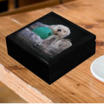 Niedlich Playful Sea Otters Geschenkbox<br><div class="desc">In dieser hölzernen Geschenkboxen mit Keramik-Fliesen, die ein Foto eines niedlichen Sea Otters mit einem Spielzeug darstellt, können Sie Schmuck, Schmuck und andere kleine Seehegel aufbewahren. Wählen Sie Ihre Geschenkboxen und Farbe.</div>