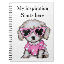 Niedlich Poodle Welpe mit rosa Brillenheft
