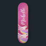 Niedlich Rainbow Unicorns Rosa Glitzer Personalisi Skateboard<br><div class="desc">Niedlich Rainbow Unicorns Pink Glitzer Personalisiert Skateboard macht eine tolle Geschenkidee für ein Mädchen, das Einhorn und Skateboard Lieben. Das Brett ist mit coolem, hellrosa Imitat Glitzer Glitzern Hintergrund und einem kleinen Einhorn und einem größeren Einhorn gestaltet. Sie haben hübsche Regenbogenhaare und Blume auf ihren Köpfen. Personalisiert mit dem Namen...</div>