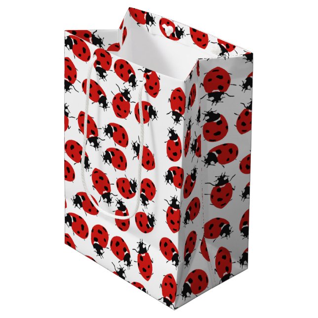 Niedlich Red Ladybug Pattern Mittlere Geschenktüte (Vorderseite Schrägansicht)
