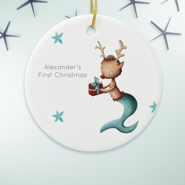 Niedlich Reindeer Mermaid First Christmas Whimsica Keramik Ornament (Cute first Christmas ornament with a mermaid reindeer holding a present. )