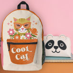 Niedlich Retro Coole Katzentypografie Terracotta P Bedruckter Rucksack<br><div class="desc">Dieser bezaubernde Rucksack hat eine schelende Katze, die eine Sonnenbrille trägt und aus einer Terrakotta-Pflanze herausguckt, die zufällig auch das Reißverschlusstaschendesign ist. Die Hauptmotive werden perfekt durch Blumenelemente wie Gänseblumen und Sternakzente in Rosa, Olivgrün, Orange, Korallen und Weiß ergänzt. Die Retro-Typografie lautet: "Coole Katze" über dem Pflanzertopf. Die Seite und...</div>
