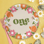 Niedlich Retro-Floral One | Baby's First Birthday Pappteller<br><div class="desc">Diese superniedlichen Teller aus dem ersten Geburtstag verfügen über einen handgezeichneten Blumenrahmen,  einschließlich Gänseblümchen,  in Orange,  Rosa,  olivfarbenen Grüntönen,  abgestuftetem Gold und Weiß. Retro Typografie lautet "One" in passendem olivgrün. *Illustration von Tracey Khalei / Orabella Prints.</div>