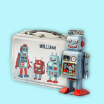 Niedlich Retro Robots Personalisierte Sci-Fi Metall Brotdose<br><div class="desc">Fügen Sie Ihrem Mittagessen eine Sci-Fi-Touch mit dieser personalisierten Lunchbox hinzu. Es zeigt Abbildungen von drei niedlichen Retro-Robotern in Blau- und Rottönen und hat einen Platz auf der Vorderseite,  um einen Namen in marineblauen Buchstaben hinzuzufügen. Die Grafik erscheint sowohl auf der Vorder- als auch auf der Rückseite der Mittagspause.</div>