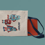 Niedlich Retro Robots Personalisierte Sci-Fi Tragetasche<br><div class="desc">Diese Tasche ist bereit,  mit einem Namen in marineblauer Schrift personalisiert zu werden und bietet niedliche Illustrationen von Robotern im Retrostil in Blau- und Rottönen.</div>