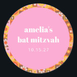 Niedlich Retroflor Rosa Orange Bat Mitzvah Custom Runder Aufkleber<br><div class="desc">Fügen Sie Ihren Feiern einen personalisierten Pop Spaß mit diesen lebendigen, individuellen Aufklebern hinzu! Diese Aufkleber mit einem spielerischen rosa Zentrum, umgeben von einem Retro-Blumenrahmen und geometrischen Rahmen in warmen Orange-, Gelb- und Brauntönen, eignen sich perfekt für einen Bat Mitzvah oder ein besonderes Ereignis. Sie heben den Namen und das...</div>