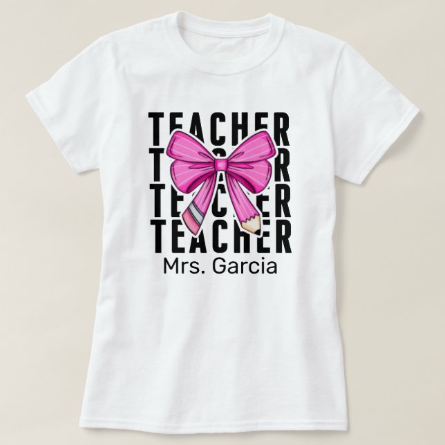 Niedlich rosa Coquette Pencil Custom Teacher Name T-Shirt (Design vorne)