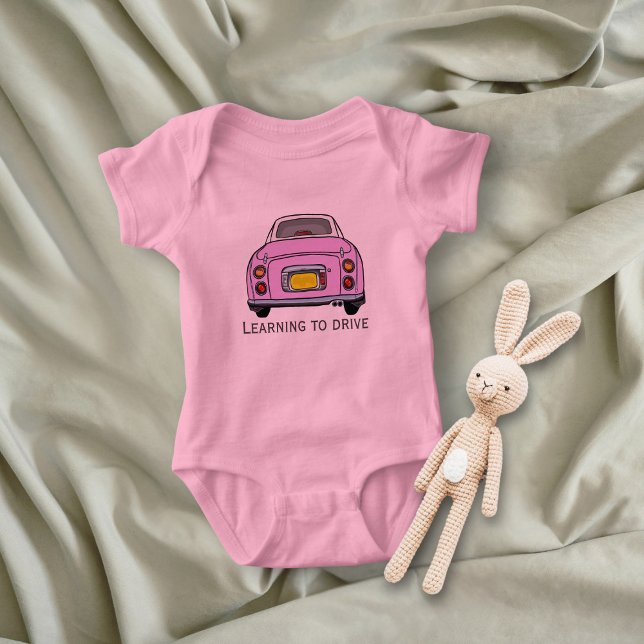 Niedlich rosa Figaro Car Figarations Baby Bodysuit Strampler (Cute pink figaro car bodysuit for your littlest driver)
