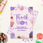 Niedlich Rosa Lila Sweet One Birthday Dankeskarte<br><div class="desc">Mit diesem "Niedlichen Pink Lila Sweet One Birthday" Dankeschön an die süßeste Art und Weise! Diese Karten mit einem zauberhaften Donut und süßen Leckereien vor pastellrosa und lila Hintergrund sind ideal, um Ihren Gästen nach dem ersten Geburtstag oder einem besondere Anlass zu danken. Sie sind nicht nur Karten, sie sind...</div>