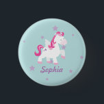 Niedlich-rosa-Personalisiert-magische Einhorntaste Button<br><div class="desc">Personalisiertes Button mit einem Niedlichen magischen Einhorn,  das am Himmel mit lila Sternen fliegt. Niedliches und lustiges Design für ein Mädchen,  das Einhörner und magische Ponys Lieben. Mit Monogramm Geschenk für Mädchen.</div>