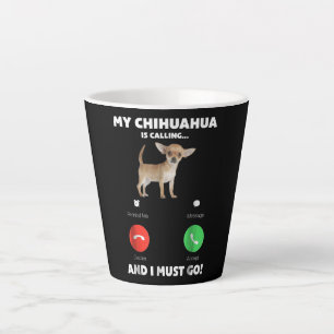 Niedlich ruft mein Chihuahua und ich muss gehen Milchtasse