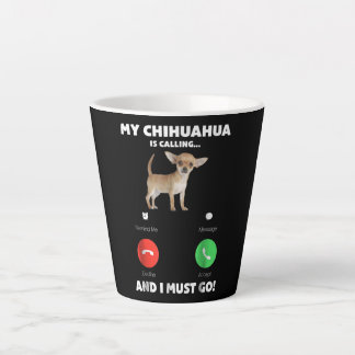 Niedlich ruft mein Chihuahua und ich muss gehen Milchtasse
