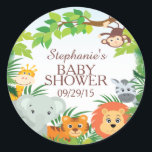 Niedlich Safari Jungle Baby Dusche Gefallen Sticke Runder Aufkleber<br><div class="desc">Niedlich Safari Jungle Baby Dusche Gefallen Aufkleber. Unser niedlicher Dschungelsafari Babyduschaufkleber mit einem Affen,  der an einem Baum hängt,  Giraffe,  Elefant,  Tiger,  Löwen & Zebra,  gerahmt mit grünen Dschungel-Blätter. Matching Artikel in unserem Shop erhältlich.</div>
