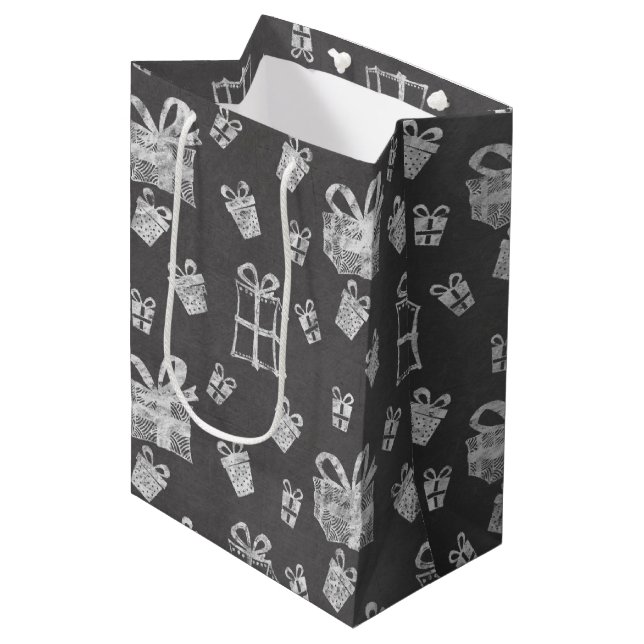 Niedlich Schwarz & Weiß Weihnachtsgeschenk Chalkbo Mittlere Geschenktüte (Vorderseite Schrägansicht)