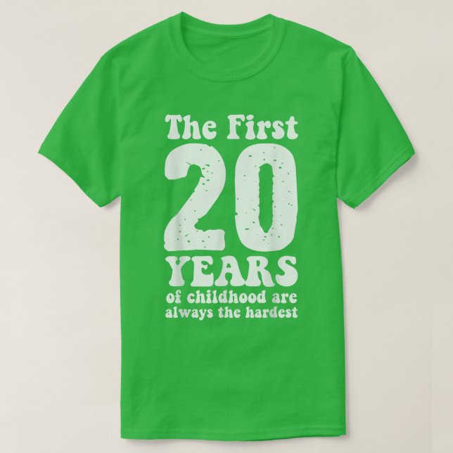 niedlich sind die ersten 20 Jahre der Kindheit imm T-Shirt (Design vorne)