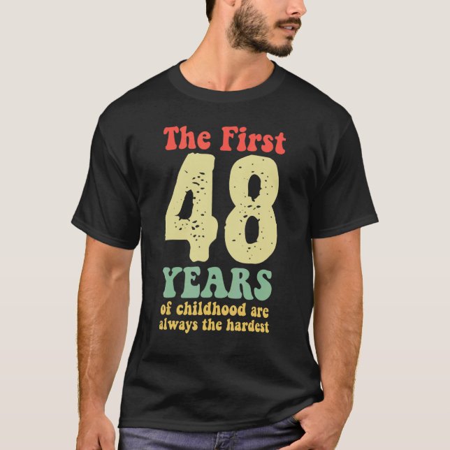 niedlich sind die ersten 48 Jahre der Kindheit imm T-Shirt (Vorderseite)