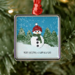 Niedlich Snowman | Frohe Weihnachten und glücklich Ornament Aus Metall<br><div class="desc">Freuen Sie sich auf einen niedlichen Schneemann mit roter Mütze und grünem Schal; stehend vor einem Pinienwald beim Schnee. Diese Abbildung wurde von den vielen Schneemännern inspiriert, die von Familien gebaut wurden, während sie das Los Angeles Wappen Gebirge besuchten, während der wenigen Tage, die kalt genug sind, um in den...</div>