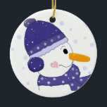 Niedlich Snowman in Blue Hat und Scarf Keramikornament<br><div class="desc">Eine niedliche Seitenansicht eines Schneemanns mit einer großen Karottennase,  ein kleines Herz für eine Wange. Ein blauer Hut,  Schal und Ohrmuffel mit kleinen weißen Schneeflocken.</div>