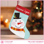 Niedlich Snowman Monogram Kids Kleiner Weihnachtsstrumpf<br><div class="desc">Feiern Sie die Urlaubssaison mit diesem bezaubernden Weihnachtsfest-Strumpf, der eine Illustration eines Schneemanns mit einem mit heiligen Blätter und Beeren geschmückten Hut enthält. Der Schneemann mit Karottennase, gemütlichem Winterschal und zarten Schneeflocken wird von einer trendigen, geschliffenen Kante gerahmt. Dieses Design wird eine Touch von Beifall zu Feriendekorationen hinzufügen und kann...</div>