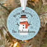 Niedlich Snowman Weihnachts-Keramik Ornament<br><div class="desc">Ein niedlicher Weihnachtsschneemann mit den Worten Frohe Weihnachten schmückt dieses Ornament. Personalisieren Sie es mit Ihrem Familiennamen. Ein lustiger Akzent für die Weihnachtsferien-Saison. Entworfen für Sie von BlackBerry Boulevard.</div>